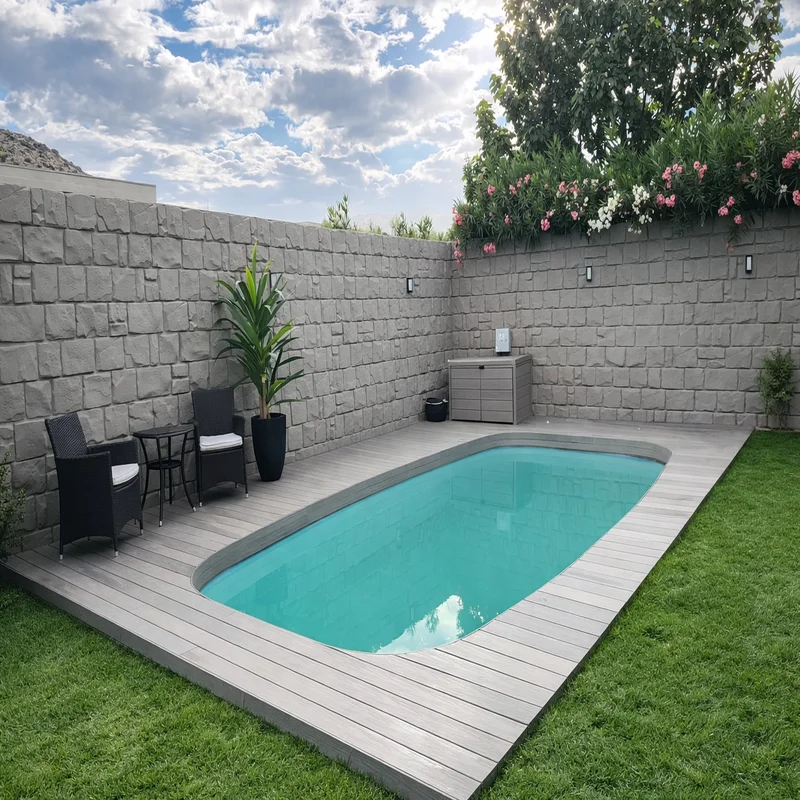 Piso DECK WPC Coextruido Bicolor Café Antique/Gris Piedra instalado en borde de piscina