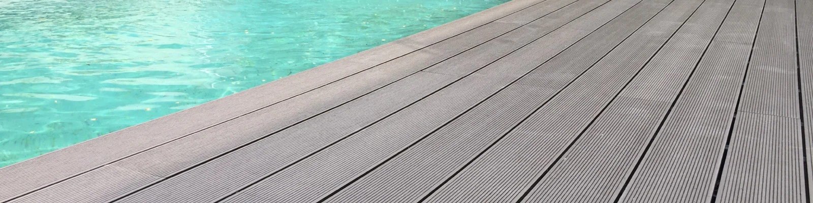 Pisos deck WPC instalados alrededor de piscina